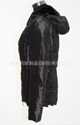 廠家生產(chǎn)供應(yīng)百褶皺花邊女裝連帽保暖羽絨服制衣工廠訂制加工056圖片,廠家生產(chǎn)供應(yīng)百褶皺花邊女裝連帽保暖羽絨服制衣工廠訂制加工056圖片大全,佰順羽絨制品(深圳)-4-